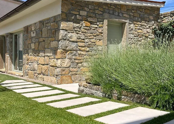 Hisa Marija * Zgornje Skofije